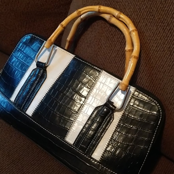 NYC ACCESSORY PURSE - Picture 4 of 8